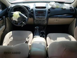 2014 Kia Sorento LX z VIN 5XYKT3A67EG461489, wystawiony jako Copart lot #57498295 z przebiegiem 198 799 mil mil oraz Szkoda całkowita • Salvage title. Historia ofert i sprzedaży dostępna na DreamBid. Obrazek 8.