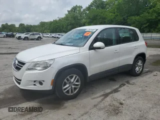 2011 Volkswagen Tiguan S z VIN WVGAV7AX0BW528675, wystawiony jako Copart lot #57862685 z przebiegiem 135 991 mil mil oraz Czysty tytuł • Clean title. Historia ofert i sprzedaży dostępna na DreamBid. Obrazek 1.