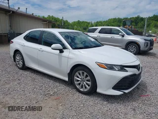 2019 Toyota Camry LE z VIN 4T1B11HKXKU786639, wystawiony jako IAAI lot #42212321 z przebiegiem 82 843 mil mil oraz . Historia ofert i sprzedaży dostępna na DreamBid. Obrazek 1.