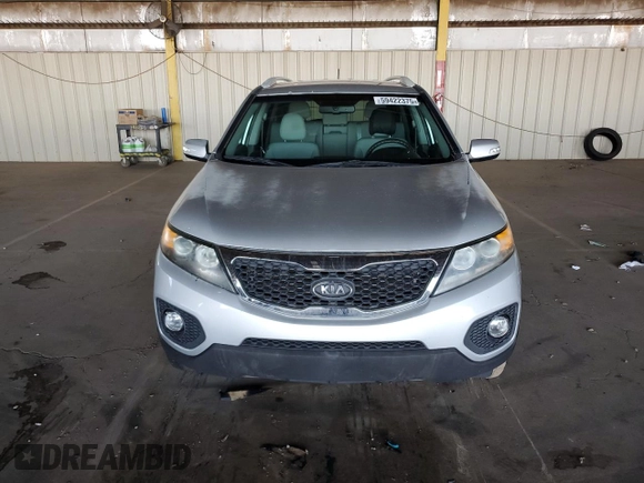 2013 Kia Sorento LX z VIN 5XYKT4A65DG333708, wystawiony jako Copart lot #59422375 z przebiegiem 118 326 mil mil oraz Czysty tytuł • Clean title. Historia ofert i sprzedaży dostępna na DreamBid. Obrazek 5.