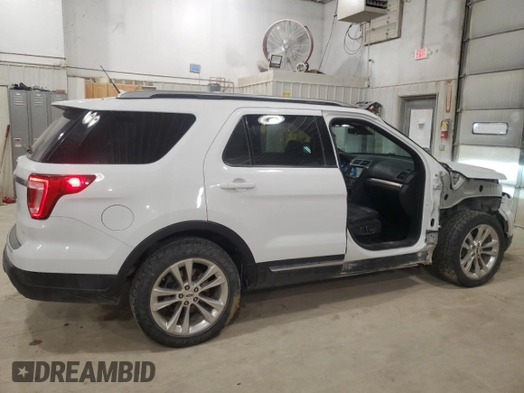 2018 Ford Explorer XLT with VIN 1FM5K7D86JGC54664, listed as a Copart auction lot 50135835 with 111,460 mi miles and Salvage Title. Bid and sale history available at DreamBid. Image 3.