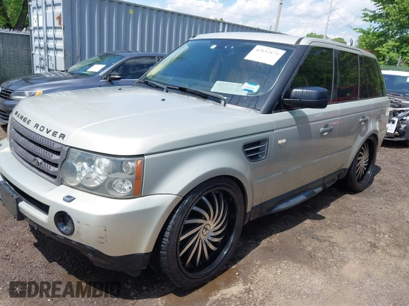 2006 Land Rover Range Rover Sport HSE z VIN SALSF25436A970841, wystawiony jako IAAI lot #42152175 z przebiegiem 254 024 mil mil oraz . Historia ofert i sprzedaży dostępna na DreamBid. Obrazek 2.