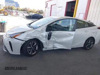 2020 Toyota Prius L Eco z VIN JTDKARFU4L3116504, wystawiony jako IAAI lot #42178279 z przebiegiem 33 668 mil mil oraz . Historia ofert i sprzedaży dostępna na DreamBid. Obrazek 6.