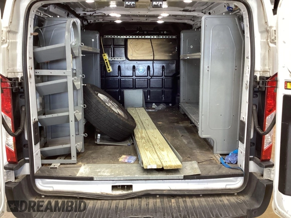 2019 Ford Transit z VIN 1FTYR1YGXKKA54025, wystawiony jako IAAI lot #42650341 z przebiegiem 129 672 mil mil oraz . Historia ofert i sprzedaży dostępna na DreamBid. Obrazek 5.