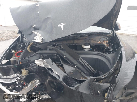 2021 Tesla Model Y Standard Range with VIN 5YJYGDED9MF103989, listed as a IAAI auction lot 41482268 with 33,485 mi miles and . Bid and sale history available at DreamBid. Image 10.