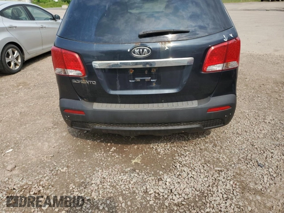 2013 Kia Sorento LX z VIN 5XYKTCA6XDG329602, wystawiony jako Copart lot #60485825 z przebiegiem 170 926 mil mil oraz Czysty tytuł • Clean title. Historia ofert i sprzedaży dostępna na DreamBid. Obrazek 6.