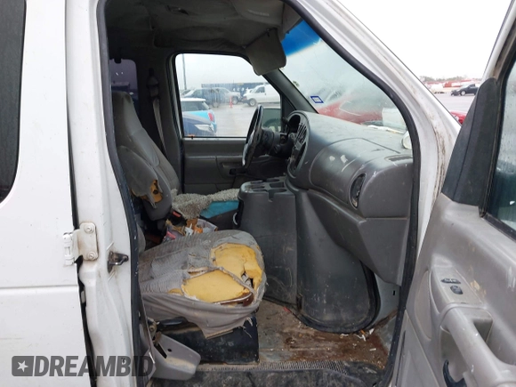 1998 Ford Econoline Wagon XL z VIN 1FBSS31L4WHB74004, wystawiony jako IAAI lot #41912360 z przebiegiem 458 615 mil mil oraz . Historia ofert i sprzedaży dostępna na DreamBid. Obrazek 5.