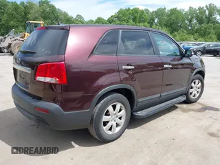 2012 Kia Sorento LX z VIN 5XYKT3A19CG286034, wystawiony jako IAAI lot #42269635 z przebiegiem 163 935 mil mil oraz . Historia ofert i sprzedaży dostępna na DreamBid. Obrazek 4.