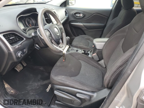 2019 Jeep Cherokee Latitude z VIN 1C4PJLCB5KD242546, wystawiony jako Copart lot #51445625 z przebiegiem 140 256 mil mil oraz Szkoda całkowita • Salvage title. Historia ofert i sprzedaży dostępna na DreamBid. Obrazek 7.
