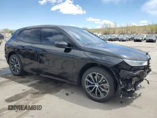 2024 BMW iX xDrive50 z VIN WB523CF07RCP08357, wystawiony jako Copart lot #54941205 z przebiegiem 28 240 mil mil oraz Szkody całkowita. Historia ofert i sprzedaży dostępna na DreamBid. Obrazek 4.