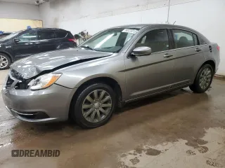 2011 Chrysler 200 Touring z VIN 1C3BC1FB1BN603256, wystawiony jako Copart lot #56529315 z przebiegiem 204 301 mil mil oraz Czysty tytuł • Clean title. Historia ofert i sprzedaży dostępna na DreamBid. Obrazek 1.