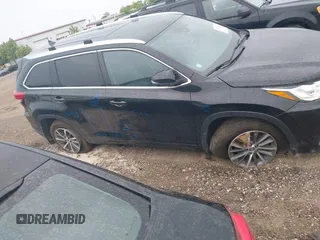 2018 Toyota Highlander SE with VIN 5TDJZRFH3JS543823, listed as a IAAI auction lot 42491705 with 110,801 mi miles and . Bid and sale history available at DreamBid. Image 13.