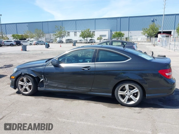 2013 Mercedes-Benz C 250 z VIN WDDGJ4HB3DG049866, wystawiony jako IAAI lot #42267407 z przebiegiem 87 499 mil mil oraz . Historia ofert i sprzedaży dostępna na DreamBid. Obrazek 14.