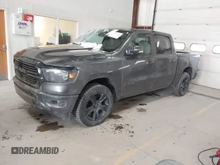 2020 Ram 1500 Big Horn z VIN 1C6SRFFT6LN103179, wystawiony jako IAAI lot #41884083 z przebiegiem 63 461 mil mil oraz . Historia ofert i sprzedaży dostępna na DreamBid. Obrazek 17.