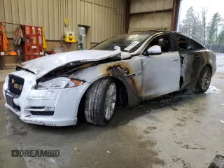 2016 Jaguar XJ R-Sport z VIN SAJWJ1CD8G8W02055, wystawiony jako Copart lot #52135285 z przebiegiem Nie podano mil oraz Nie do naprawy • Non repairable. Historia ofert i sprzedaży dostępna na DreamBid. Obrazek 1.