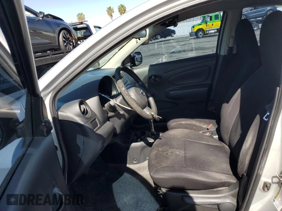 2013 Nissan Versa S Plus z VIN 3N1CN7AP2DL856494, wystawiony jako Copart lot #47130355 z przebiegiem 141 879 mil mil oraz Szkoda całkowita • Salvage title. Historia ofert i sprzedaży dostępna na DreamBid. Obrazek 7.