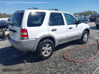 2002 Ford Escape XLT Choice with VIN 1FMYU03162KC30365, listed as a IAAI auction lot 41887421 with 364,136 mi miles. Bid and sale history available at carsss.com. Image 4.
