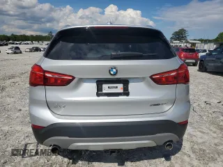 2018 BMW X1 sDrive28i z VIN WBXHU7C39J3F04591, wystawiony jako Copart lot #56824545 z przebiegiem 62 990 mil mil oraz Szkody całkowita. Historia ofert i sprzedaży dostępna na DreamBid. Obrazek 6.