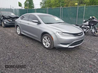 2015 Chrysler 200 Limited z VIN 1C3CCCAB2FN742700, wystawiony jako IAAI lot #42212254 z przebiegiem 114 718 mil mil oraz . Historia ofert i sprzedaży dostępna na DreamBid. Obrazek 1.