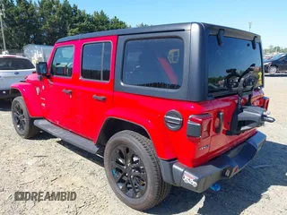 2023 Jeep Wrangler Sahara z VIN 1C4JJXP63PW568190, wystawiony jako IAAI lot #42133650 z przebiegiem 32 347 mil mil oraz . Historia ofert i sprzedaży dostępna na DreamBid. Obrazek 3.