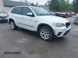 2013 BMW X5 xDrive35i z VIN 5UXZV4C51D0B03720, wystawiony jako IAAI lot #42284686 z przebiegiem 181 322 mil mil oraz . Historia ofert i sprzedaży dostępna na DreamBid. Obrazek 1.