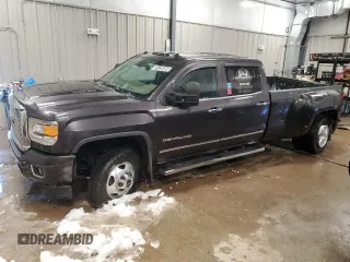 2015 GMC Sierra 3500HD Denali z VIN 1GT424E82FF125315, wystawiony jako Copart lot #79726484 z przebiegiem 147 731 mil mil oraz Czysty tytuł • Clean title. Historia ofert i sprzedaży dostępna na DreamBid. Obrazek 1.