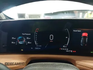 2024 Cadillac XT4 AWD Premium Luxury z VIN 1GYFZDR47RF206465, wystawiony jako IAAI lot #42562562 z przebiegiem 5 951 mil mil oraz . Historia ofert i sprzedaży dostępna na DreamBid. Obrazek 7.