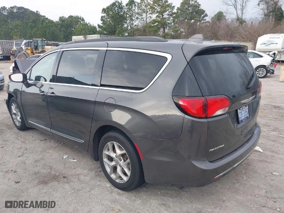 2017 Chrysler Pacifica Touring-L with VIN 2C4RC1BG1HR534303, listed as a IAAI auction lot 41526400 with 118,781 mi miles. Bid and sale history available at carsss.com. Image 3.