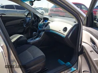 2014 Chevrolet Cruze LS z VIN 1G1PA5SH6E7468916, wystawiony jako IAAI lot #42282737 z przebiegiem 120 129 mil mil oraz . Historia ofert i sprzedaży dostępna na DreamBid. Obrazek 5.