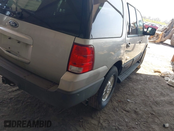 2005 Ford Expedition Special Service with VIN 1FMPU155X5LA55439, listed as a IAAI auction lot 41775319 with 103,301 mi miles. Bid and sale history available at carsss.com. Image 4.