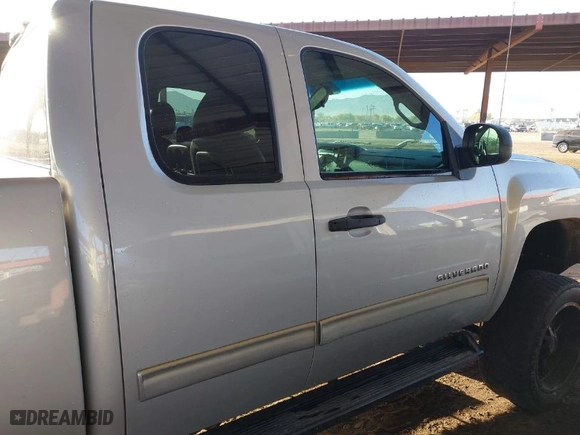 2011 Chevrolet Silverado 1500 LT with VIN 1GCRCSE09BZ423063, listed as a IAAI auction lot 41486593 with 390,292 mi miles. Bid and sale history available at carsss.com. Image 13.