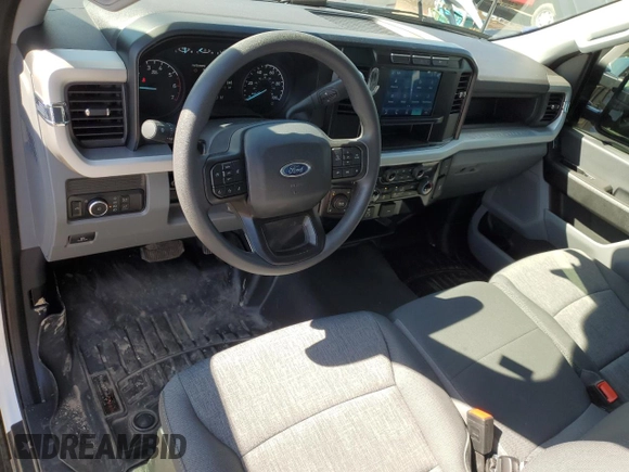 2024 Ford F-250 XL z VIN 1FTBF2BA3RED44401, wystawiony jako Copart lot #49447045 z przebiegiem 8 370 mil mil oraz Szkoda całkowita • Salvage title. Historia ofert i sprzedaży dostępna na DreamBid. Obrazek 8.