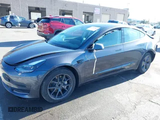 2023 Tesla Model 3 z VIN 5YJ3E1EA1PF681030, wystawiony jako IAAI lot #41545960 z przebiegiem 19 590 mil mil oraz . Historia ofert i sprzedaży dostępna na DreamBid. Obrazek 16.