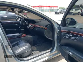 2007 Mercedes-Benz S 550 z VIN WDDNG71X87A067073, wystawiony jako IAAI lot #42475122 z przebiegiem 166 128 mil mil oraz . Historia ofert i sprzedaży dostępna na DreamBid. Obrazek 5.