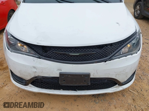 2018 Chrysler Pacifica Touring Plus with VIN 2C4RC1FG5JR287268, listed as a IAAI auction lot 42208739 with 114,294 mi miles and . Bid and sale history available at DreamBid. Image 6.