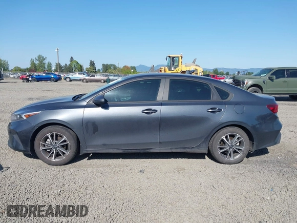 2023 Kia Forte LXS z VIN 3KPF24AD8PE585604, wystawiony jako IAAI lot #42098930 z przebiegiem 18 946 mil mil oraz . Historia ofert i sprzedaży dostępna na DreamBid. Obrazek 14.