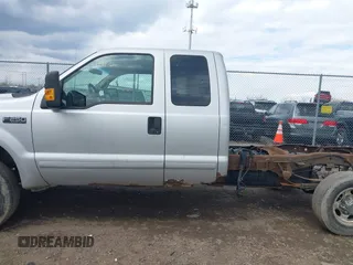 2001 Ford F-250 XL z VIN 1FTNX21L41EA04501, wystawiony jako IAAI lot #41857447 z przebiegiem 291 556 mil mil oraz . Historia ofert i sprzedaży dostępna na DreamBid. Obrazek 15.