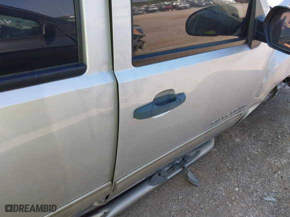 2010 Chevrolet Silverado 1500 LT with VIN 1GCSKSE31AZ221654, listed as a IAAI auction lot 40564208 with 239,609 mi miles. Bid and sale history available at carsss.com. Image 5.