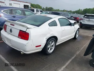 2006 Ford Mustang GT Deluxe z VIN 1ZVFT82H865246421, wystawiony jako IAAI lot #42007809 z przebiegiem 205 896 mil mil oraz . Historia ofert i sprzedaży dostępna na DreamBid. Obrazek 4.
