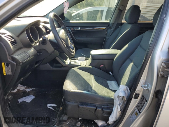 2013 Kia Sorento LX z VIN 5XYKT4A62DG332256, wystawiony jako Copart lot #88001935 z przebiegiem Nie podano mil oraz Szkoda całkowita • Salvage title. Historia ofert i sprzedaży dostępna na DreamBid. Obrazek 7.