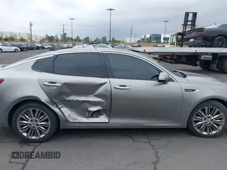 2017 Kia Optima SX Limited z VIN 5XXGV4L20HG169787, wystawiony jako IAAI lot #42194580 z przebiegiem 89 035 mil mil oraz . Historia ofert i sprzedaży dostępna na DreamBid. Obrazek 13.