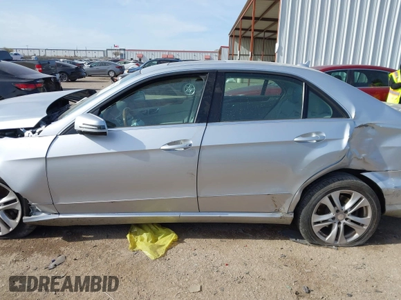 2011 Mercedes-Benz E 350 Luxury z VIN WDDHF8HB0BA362712, wystawiony jako IAAI lot #41074211 z przebiegiem Nie podano mil oraz . Historia ofert i sprzedaży dostępna na DreamBid. Obrazek 14.