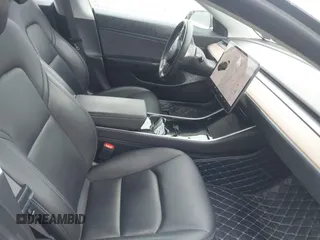 2018 Tesla Model 3 Long Range Battery z VIN 5YJ3E1EB7JF070600, wystawiony jako IAAI lot #42324240 z przebiegiem 68 804 mil mil oraz . Historia ofert i sprzedaży dostępna na DreamBid. Obrazek 5.
