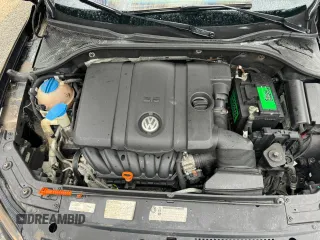 2013 Volkswagen Passat S z VIN 1VWAP7A37DC091531, wystawiony jako Copart lot #56255445 z przebiegiem 135 917 mil mil oraz Czysty tytuł • Clean title. Historia ofert i sprzedaży dostępna na DreamBid. Obrazek 7.