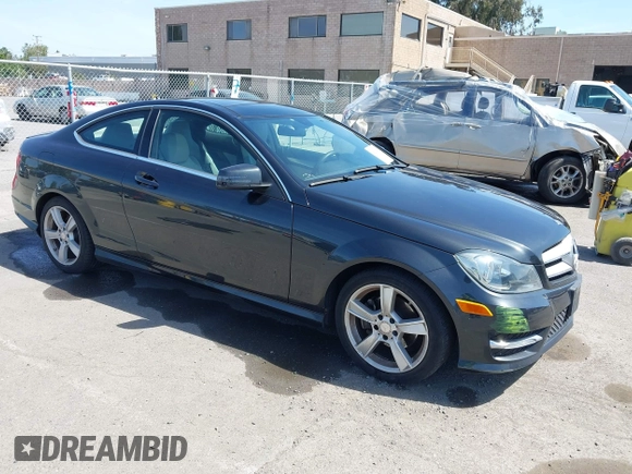 2013 Mercedes-Benz C 250 z VIN WDDGJ4HB3DG049866, wystawiony jako IAAI lot #42267407 z przebiegiem 87 499 mil mil oraz . Historia ofert i sprzedaży dostępna na DreamBid. Obrazek 1.