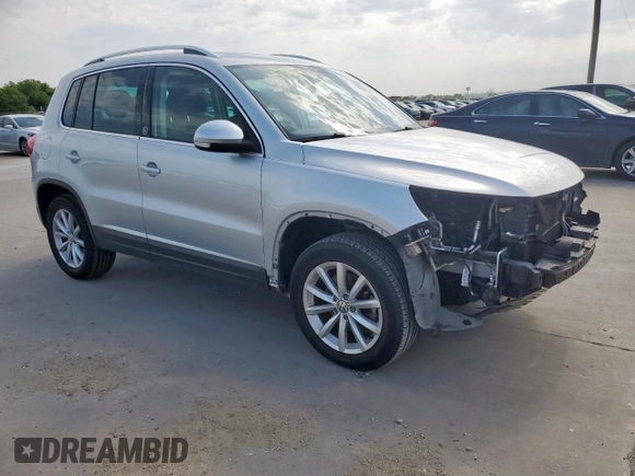 2017 Volkswagen Tiguan Wolfsburg Edition z VIN WVGRV7AX8HK002118, wystawiony jako Copart lot #62604155 z przebiegiem 48 242 mil mil oraz Szkoda całkowita • Salvage title. Historia ofert i sprzedaży dostępna na DreamBid. Obrazek 4.