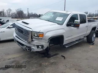 2018 GMC Sierra 2500HD Denali z VIN 1GT12UEY3JF229968, wystawiony jako IAAI lot #41679262 z przebiegiem 126 946 mil mil oraz . Historia ofert i sprzedaży dostępna na DreamBid. Obrazek 17.