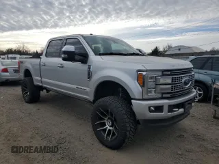 2017 Ford F-250 Lariat z VIN 1FT7W2BT9HEB39980, wystawiony jako Copart lot #81118924 z przebiegiem 135 471 mil mil oraz Szkoda całkowita • Salvage title. Historia ofert i sprzedaży dostępna na DreamBid. Obrazek 4.