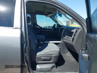 2013 Ram 1500 Express z VIN 1C6RR6KT8DS538406, wystawiony jako IAAI lot #41774359 z przebiegiem 154 338 mil mil oraz . Historia ofert i sprzedaży dostępna na DreamBid. Obrazek 5.