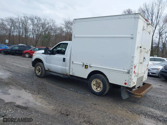 2015 Ford Super Duty F-250 SRW XL with VIN 1FDBF2B69FED21613, listed as a IAAI auction lot 41828456 with 389,777 mi miles. Bid and sale history available at carsss.com. Image 3.